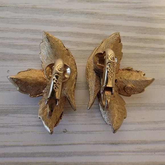 F3 Vintage Coro Gold-tone Clip-on Earrings - Picture 3 of 4